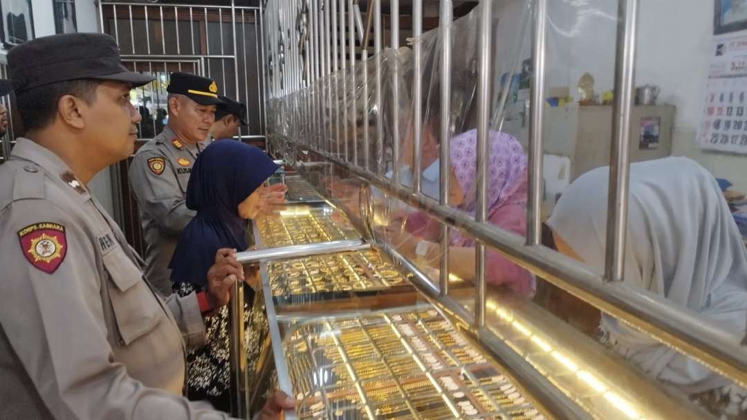 Petugas Kepolisian memberikan imbauan kepada pengelola toko emas di Kawasan Pasar Banyuwangi (Foto: Muh Hujaini/Ngopibareng.id)
