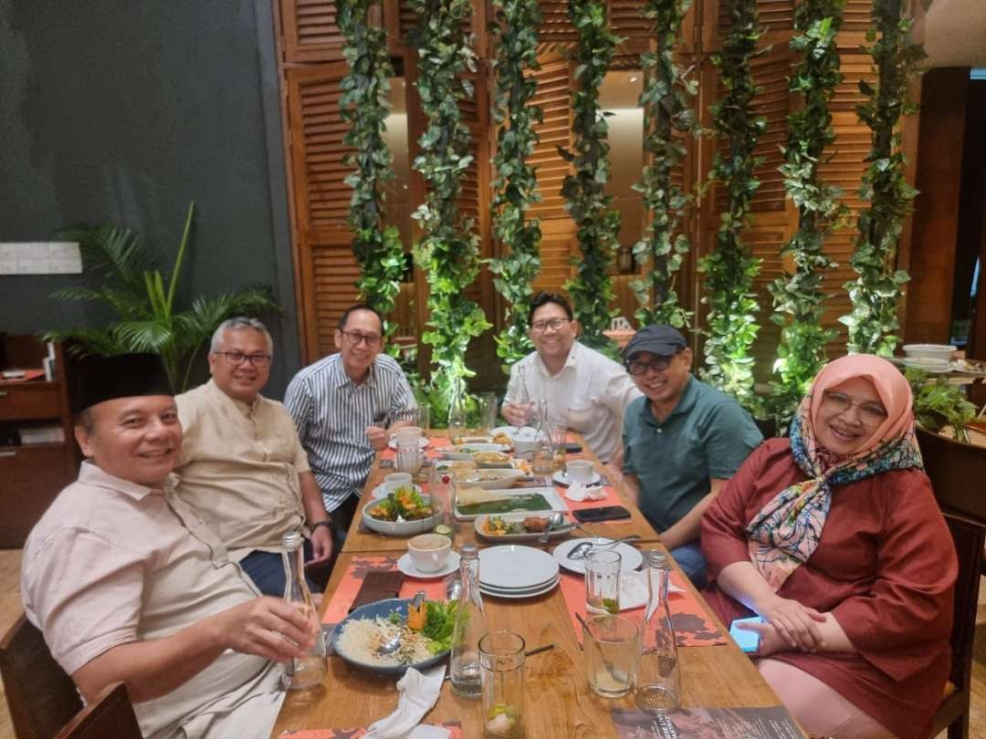 Buka bersama dengan pendiri dan pengelola Jawa Pos Institute of Pro Otonomi (JPIP). Lembaga yang aktif mengawal otonomi daerah. (Foto: Dokumen Arif Afandi)