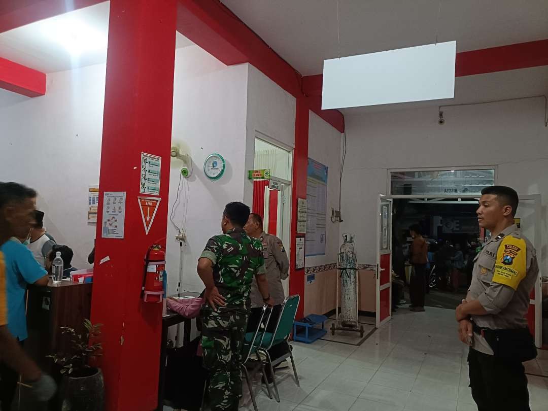 Babinsa dan Bhabinkamtibmas saat memantau pasien korban takjil beracun di Mayang, Jember, Jawa Timur. (Foto: Istimewa)