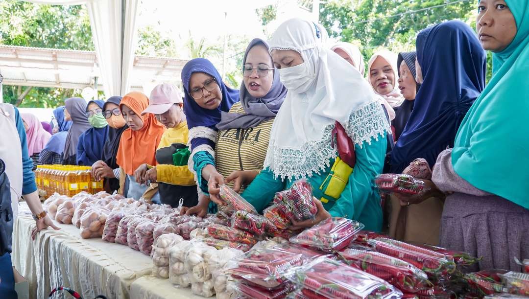 Para ibu menyerbu pasar murah di Lamongan, Jawa Timur. (Foto: Istimewa)