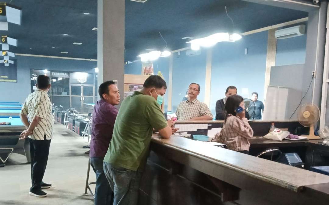 Petugas Satpol PP Kabupaten Tuban mendatangi tempat biliar yang disinyalir langar jam operasional saat ramadan (Foto: dok. Satpol PP Tuban)