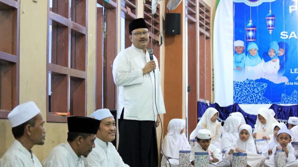 Walikota Pasuruan Saifullah Yusuf (Gus Ipul) menghadiri peringatan malam Nuzulul Qur'an dan santunan anak yatim di Masjid Mujahidin Randusari Kota Pasuruan, Kamis malam 28 Maret 2024. (Foto: Pemkot Pasuruan)