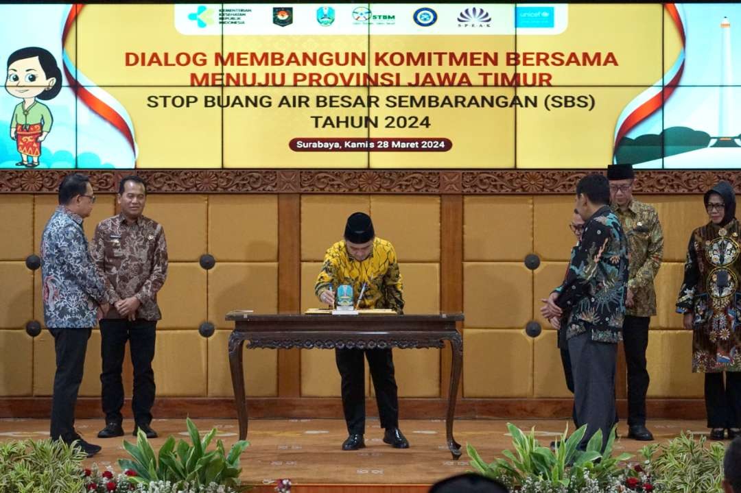 Wakil Walikota Pasuruan Adi Wibowo saat teken komitmen stop BAB sembarangan di Ruang Hayam Wuruk, Sekretariat Daerah Provinsi Jawa Timur Kamis, 28 Maret 2024. (Foto: Pemkot Pasuruan)