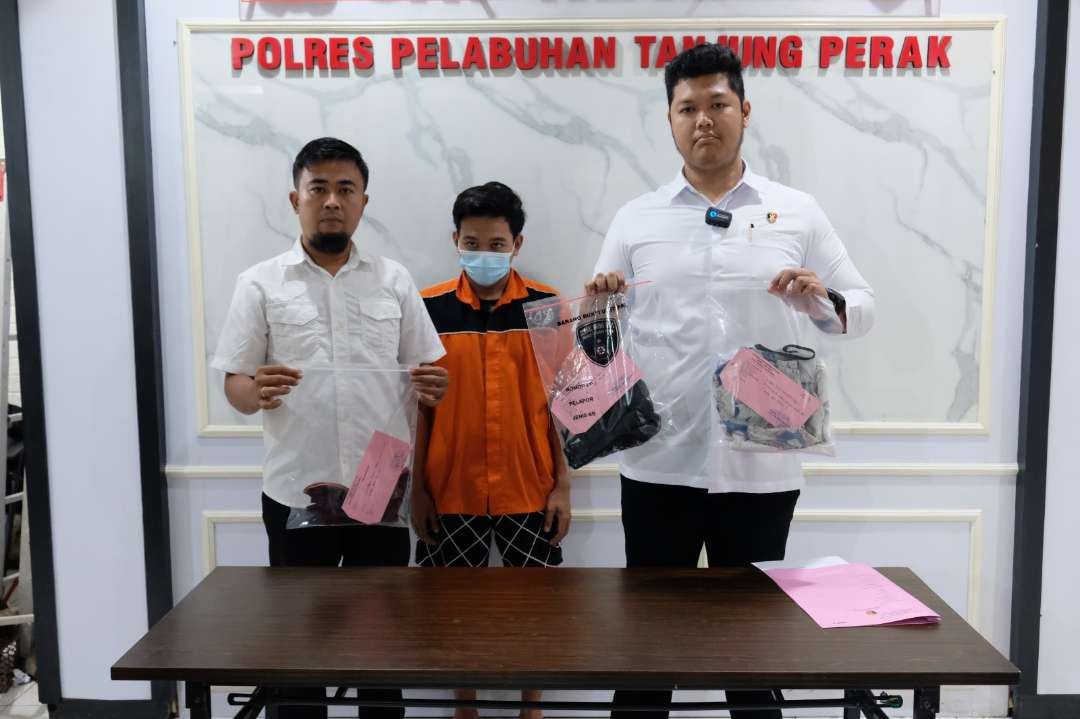 Pelaku pencabulan terhadap seorang gadis di bawah umur, yang telah ditangkap oleh pihak Polres Pelabuhan Tanjung Perak. (Foto: Humas Polres Pelabuhan Tanjung Perak)