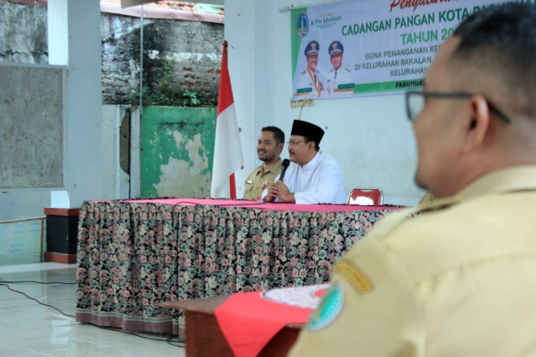 Walikota Pasuruan Saifullah Yusuf menyerahkan secara simbolis bantuan cadangan pangan kepada sejumlah warga penerima manfaat pada Selasa 26 Maret 2024