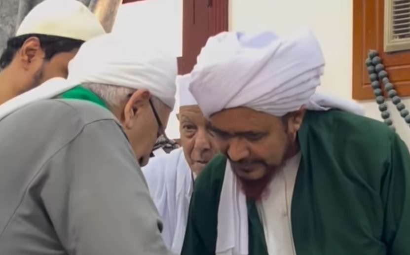 Habib Umar bin Hafidz bersama ulama lainnya, semangat beribadah. (Foto:dok/ngopibareng.id)