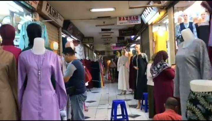 Pengunjung memilih gamis untuk persiapan lebaran di  Pasar Tanah Abang Jakarta Pusat murah meriah penuh gaya ( foto: Asmanu Sudarso/ngopibareng.id)