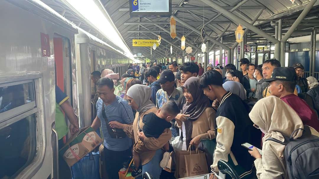 Masyarakat yang akan mudik, pada periode awal Angkutan Lebaran 2024, berangkat dari Stasiun Surabaya Gubeng. (Foto: Humas KAI Daop 8)