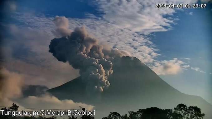 Teramati awan panas guguran di Gunung Merapi tanggal 3 April 2024 pada pukul 06.26 WIB. (Foto: BPPTKG)