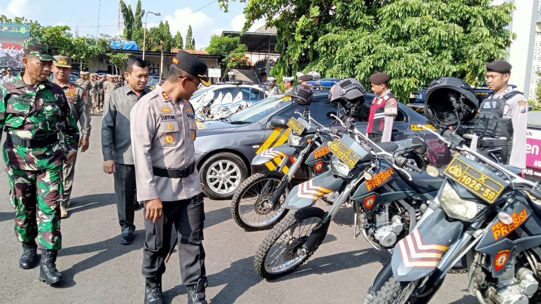 Polres Tuban mengecek kesiapan personel usai Apel Gelar Pasukan (Foto: Khoirul Huda/Ngopibareng.id)