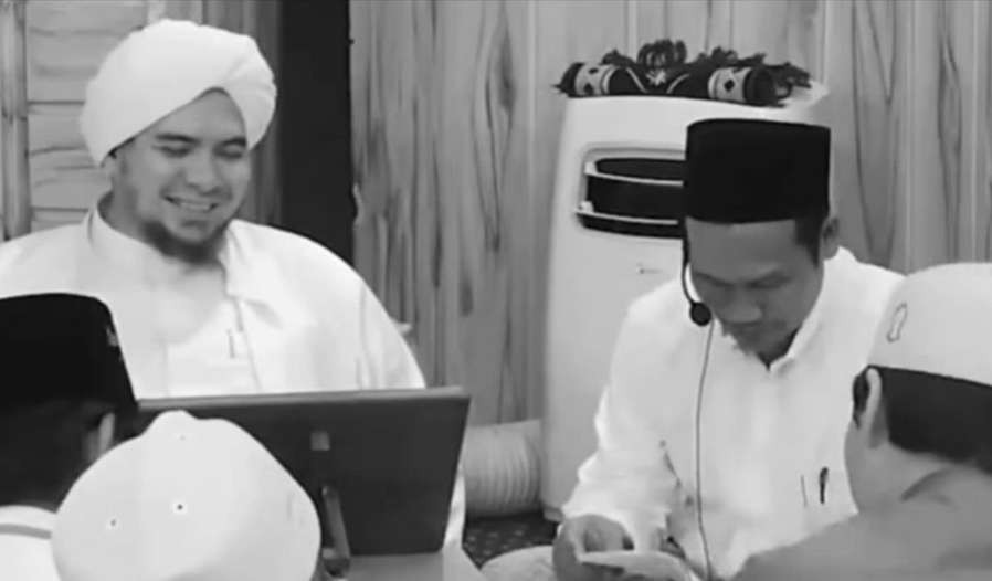 Habib Ahmad bin Salim bin Jindan bersama KJ Ahmad Bahauddin Nursalim. (Foto:dok/ngopibareng.id)