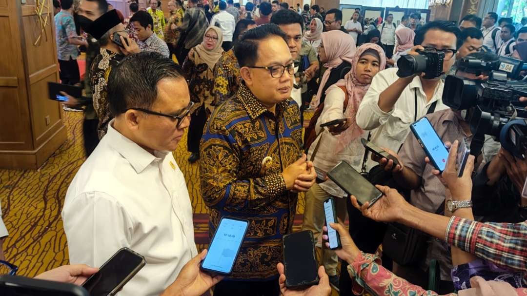 Pj Gubernur Jatim, Adhy Karyono (baju batik), usai mengikuti Musrembang di Surabaya, Rabu 3 April 2024. (Foto: Fariz Yarbo/Ngopibareng.id)