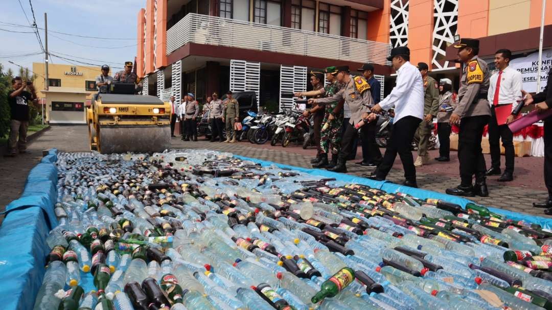 Polres Probolinggo Kota memusnahkan barang bukti di antaranya,  3.017 botol minuman keras. (Foto: Humas Polres)