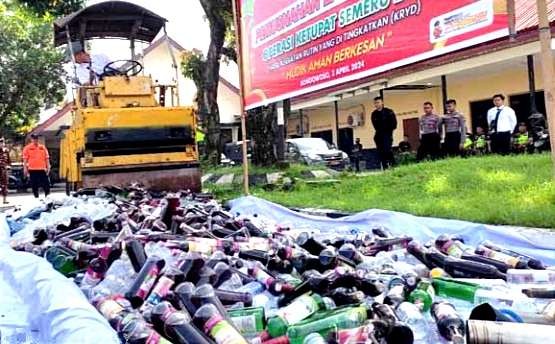 Dua ribuan lebih botol miras berbagai merek hasil pengungkapan selama bulan puasa Ramadan 2024 dimusnahkan Polres Bondowoso. (Foto: Guido Saphan/Ngopibareng.id)