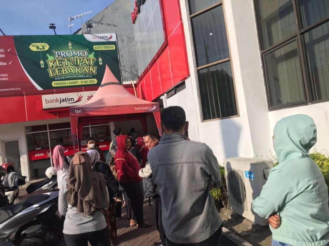 Warga yang antre di depan kantor Bank Jatim Jalan Cokroaminoto Kelurahan Kepanjen Lor kecamatan Kepanjen Kidul Kota Blitar pada Rabu 3 April 2024. (Foto: choirul anam/ngopibareng.id)
