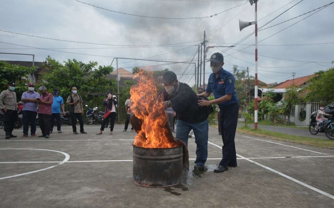 DKPP Kota Surabaya mempraktikkan antisipasi kebakaran di perkampungan. (Foto: Humas Pemkot Surabaya)