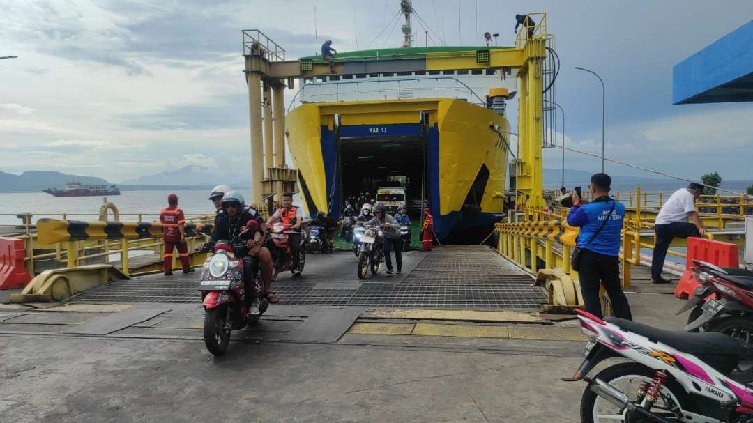 Sejumlah pengendara roda dua keluar dari kapal penyeberangan di Dermaga IV Pelabuhan Ketapang (foto: istimewa)