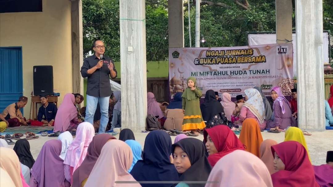 Kegiatan ngaji jurnalistik yang digelar oleh IJTI Pantura Raya di Madrasah Ibtidaiyah (MI) Miftahul Huda Desa Tunah (Foto: Dok. IJTI Pantura Raya)
