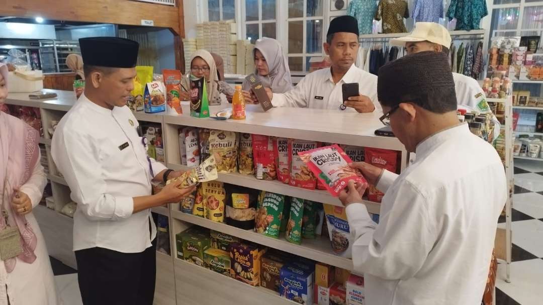 Pengawas sertifikasi halal dari Kemenag Banyuwangi mengecek label halal produk makanan dan minuman di salah satu pusat penjualan (foto: Muh Hujaini/Ngopibareng.id)