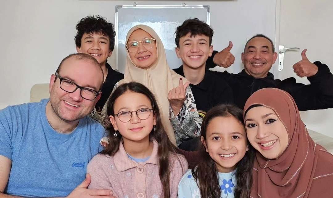 Keluarga Muslim di Jerman, kebetulan warga Nahdliyin, selalu melantunkan Shalawat Nabi SAW. (Foto: dok/ngopibareng.id)