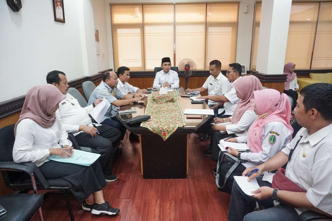 Wakil Walikota Pasuruan Adi Wibowo (Mas Adi) memimpin rapat Tim Pengendalian Inflasi Daerah (TPID) Kota Pasuruan. (Foto: Pemkot Pasuruan)