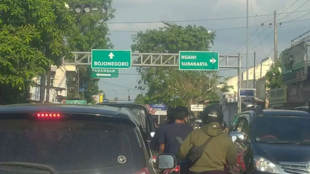 Ilustrasi. Perempatan Padangan, Bojonegoro yang pada lalu lintas, pada Selasa 25 April, kini mulai normal, pada Rabu 26 April 2023. (Foto: sujatmiko/Ngopibareng.id)