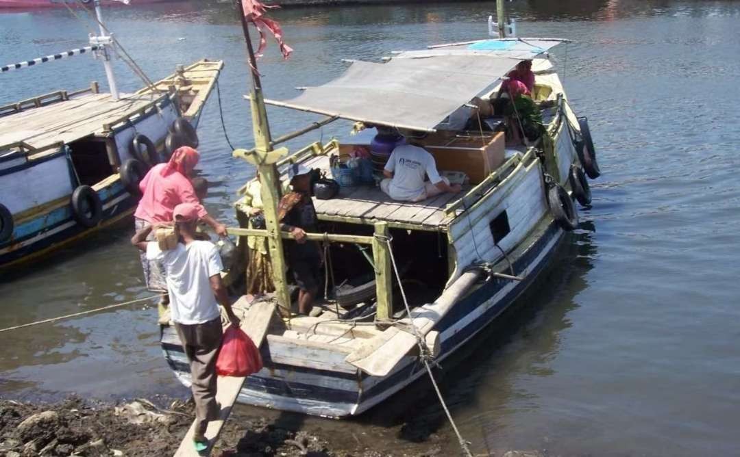 Perahu penyeberangan Probolinggo - Giliketapang saat bersandar di dermaga Pelabuhan Tanjung Tembaga. (Foto: Ikhsan Mahmudi/Ngopibareng.id)
