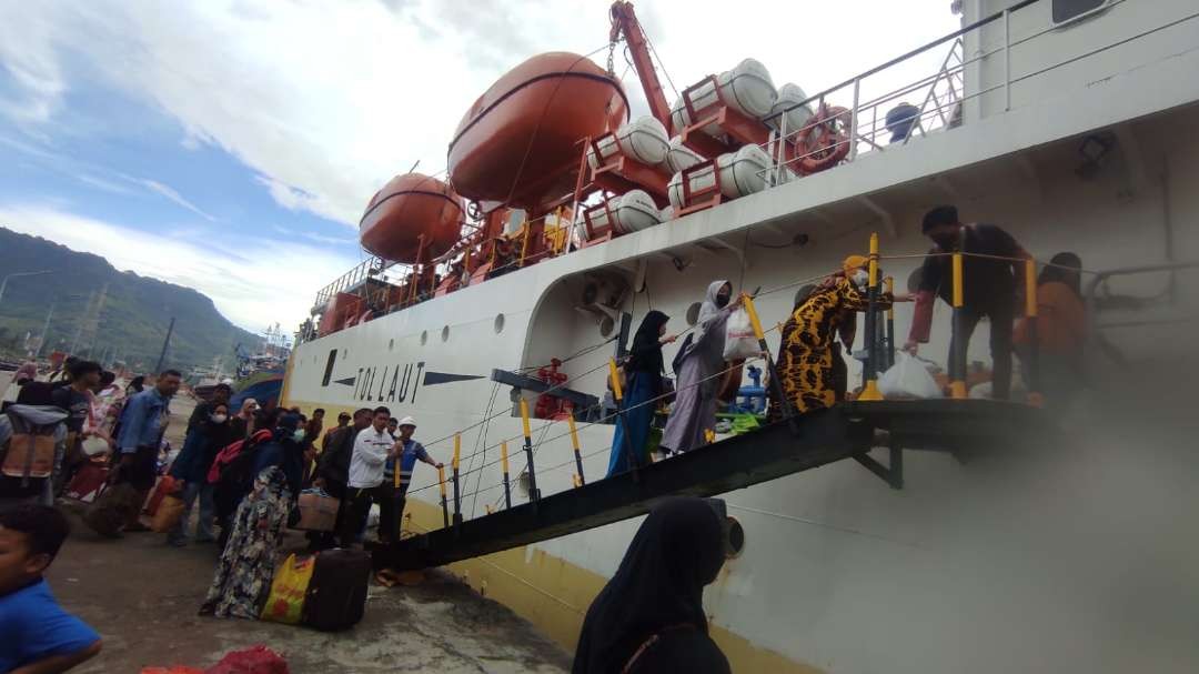 Warga Sapeken dan sekitarnya naik ke atas kapal Sabuk Nusantara 91, untuk mudik ke kampung halamannya. (Foto: Istimewa)