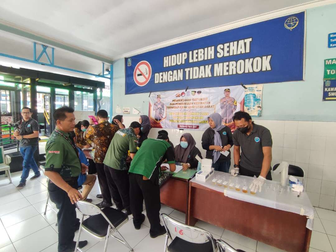 Sopir bus menjalani tes urine di Terminal Kertajaya Mojokerto, Jawa Timur. (Foto: Deni Lukmantara/Ngopibareng.id)