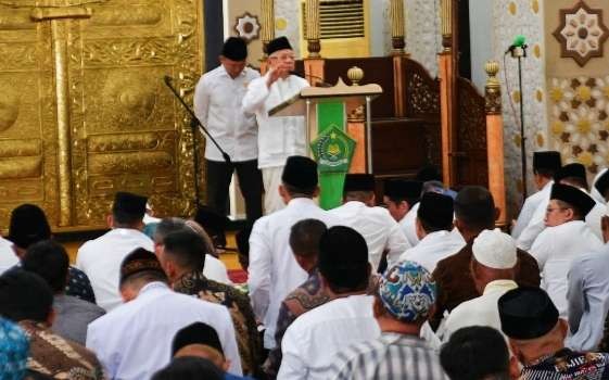 Wapres berceramah di  Masjid Agung Awwal Fathul Mubien, merupakan masjid tertua di Manado. (Foto: Setwapres)