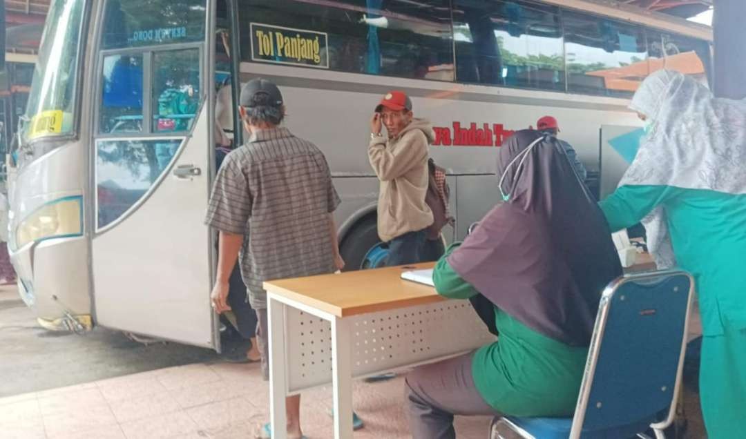 Sopir dan awak bus angkutan lebaran diperiksa kesehatannya di Terminal Bayuangga, Kota Probolinggo. (Foto: Ikhsan Mahmudi/Ngopibareng.id)