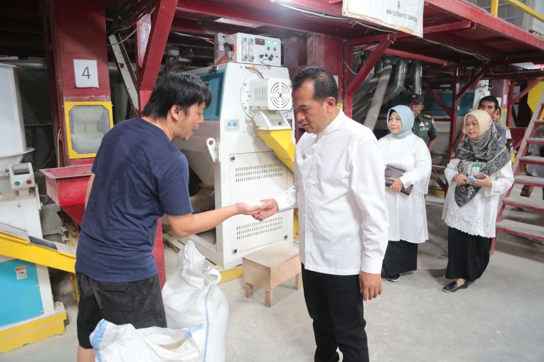 Pj Walikota Probolinggo Nurkholis saat meninjau distributor beras UD Akas di Jalan Mastrip Kota Probolinggo. (Foto: Diskominfo)