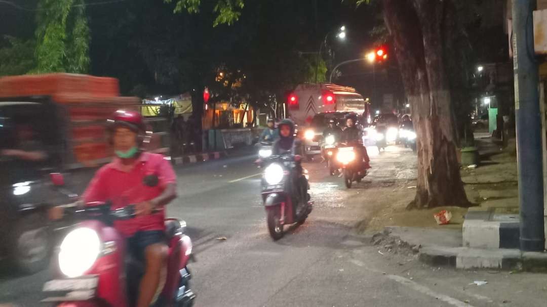 Pemudik dengan sepeda motor dari luar kota mulai melintas di jalur tengah di Kota Bojonegoro, pada Jumat malam 5 April 2024. (Foto: sujatmiko/ngopibareng.id)