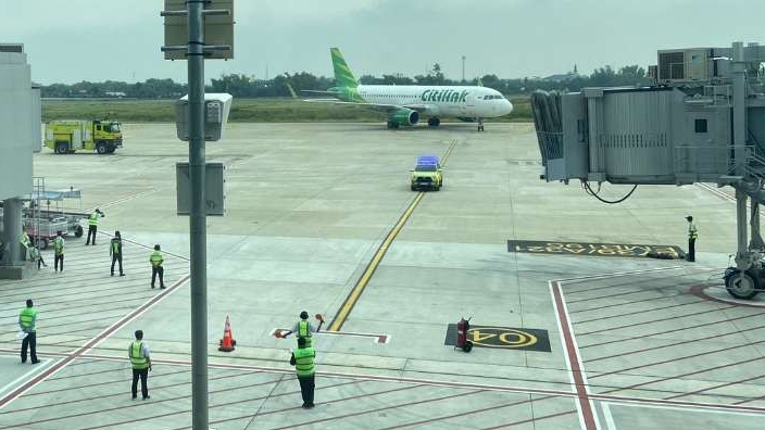 Pesawat komersial milik Citilink dengan kode penerbangan QG 752 yang berangkat dari Bandara Soekarno Hatta, Tangerang, Banten, mendarat lancar di Bandara Dhoho Kediri, Jawa Timur, Jumat 5 April 2024. Pesawat ini menjadi pesawat yang pertama mendarat di bandara kebanggaan warga Kediri tersebut. (Foto: Istimewa)