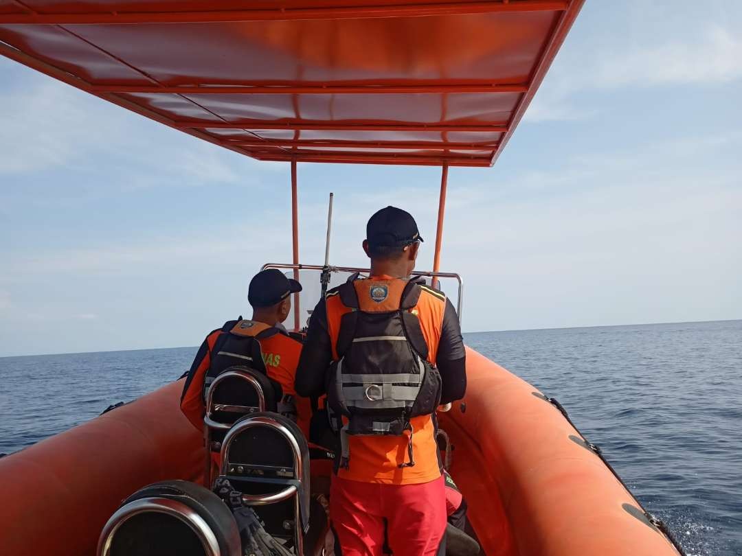 Petugas Basarnas melakukan pencarian penumpang KM Mutiara Ferindo I yang jatuh ke laut (foto: Basarnas Bali)
