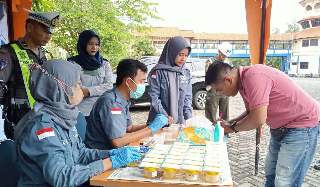 Puluhan sopir angkutan umum menjalani tes urin di Terminal Tuban, Jawa Timur. (Foto: Khoirul Huda/Ngopibareng.id)