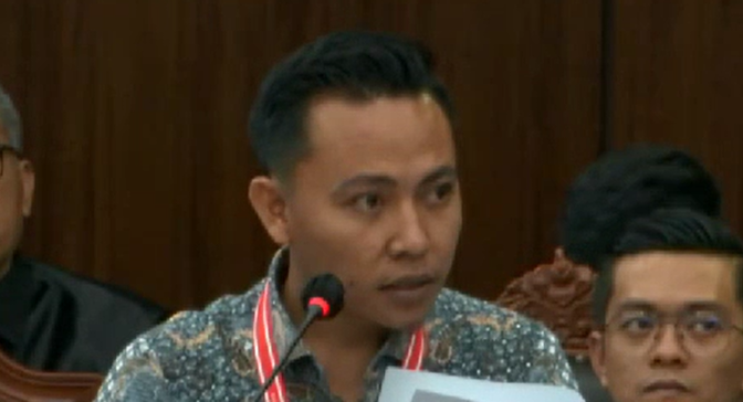 Saksi kubu 03 Advokat Sunandiantoro saat membeberkan fakta dugaan persekongkolan jahat KPU, Bawaslu, dan DKPP. (Foto: Tangkapan Layar)