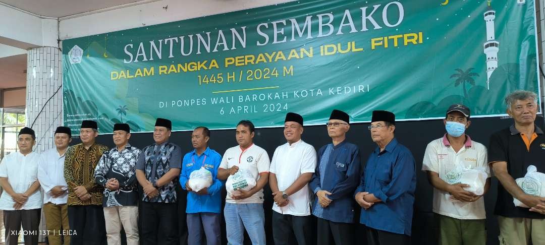 Dekati Lebaran, Ponpes Wali Barokah Kediri Beri Santunan  700 Paket Sembako (Foto: Fendi Lesmana/ngopibareng.id).