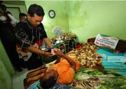Walikota Madiun Maidi memberikan bantuan kepada warga disabilitas di Patihan, Madiun. (Foto: Instagram pemkot Madiun)