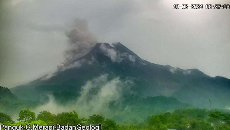 Gunung Merapi kembali meluncurkan awan panas guguran, Sabtu, 6 April 2024 siang. Estimasi jarak luncur maksimal 1.100 meter ke barat daya. (Foto: BPPTKG)