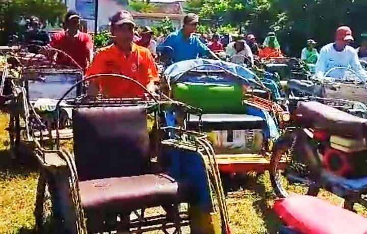 Ribuan pengemudi becak antre sembako dari seorang pengusaha di Desa Bulak Mojokrapak Tembelang Kabupaten Jombang Jawa Timur . (Foto: Nn)