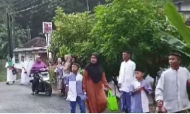 Kelompok masyarakat Aolia di Padukuhan Panggang, Gunung Kidul, Yogyakarta, yang berhari raya Idul Fitri pada hari Jumat, 5 April 2024. (Foto: Tangkapan layar Merapi Uncover)