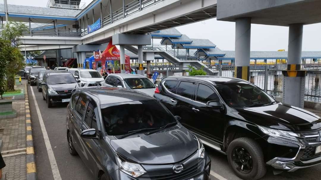 Sejumlah kendaraan pribadi dengan plat nomor sejumlah kota besar di Jawa bersiap menyeberang ke Bali untuk liburan (foto: Muh Hujaini/Ngopibareng.id)