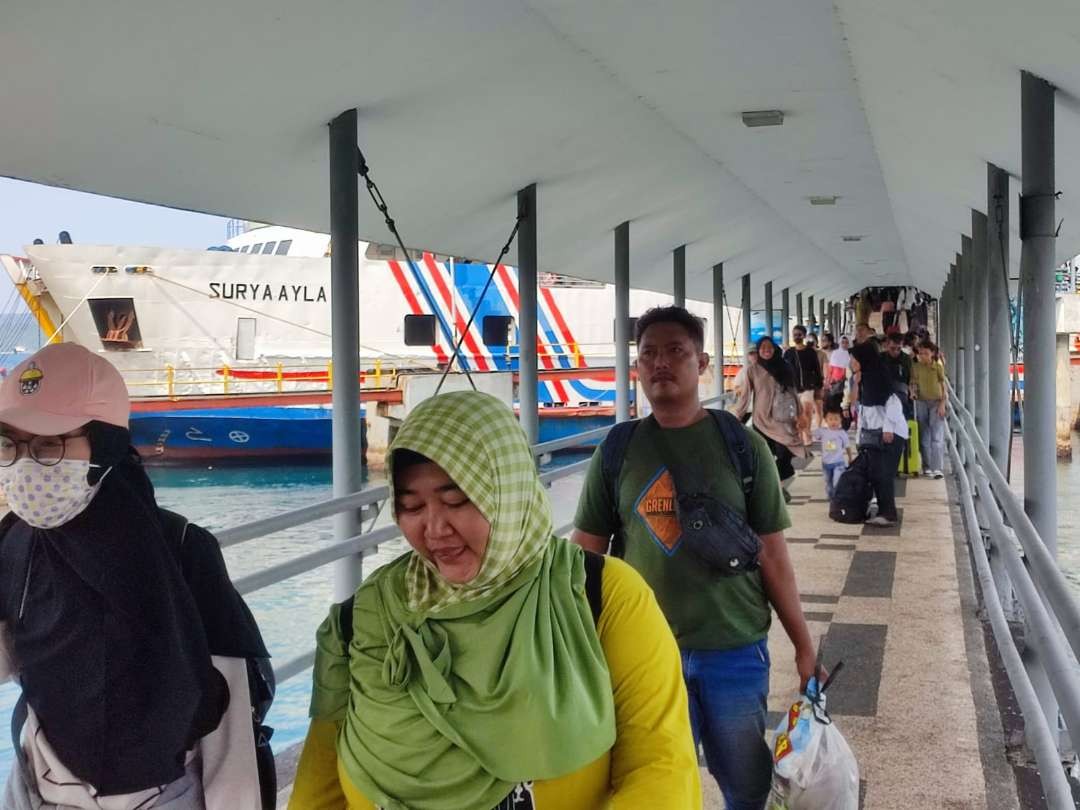Para penumpang keluar dari kapal di Pelabuhan Ketapang, Banyuwangi, Jawa Timur. (Foto: Istimewa)