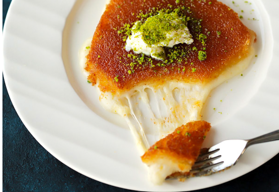 Kunafa menjadi makanan khas yang disajikan di meja keluarga Palestina, saat sahur dan buka selama Ramadan. Kini sulit dilakukan, di tengah blokade Israel. (Foto: Cleobuttera)