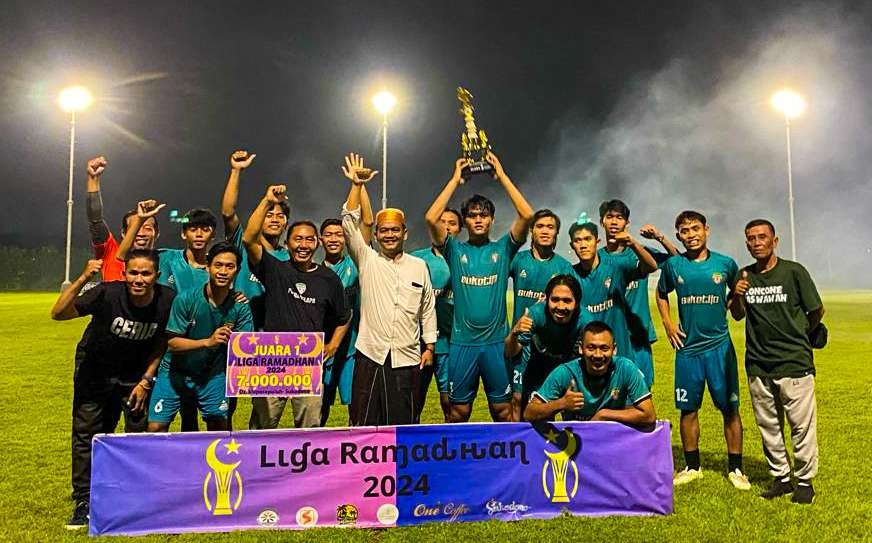 Putra Kelapa FC saat menerima hadiah sebagai juara Liga Ramadan 2024 setelah mengalahkan Slot FC di laga final (foto : Aini/Ngopibareng.id)