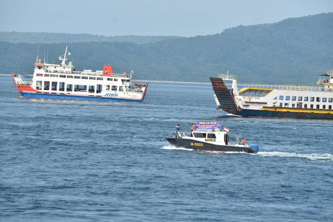 Kapal Satpolairud melakukan patroli di sekitar pelabuhan Ketapang Banyuwangi. (Foto: Istimewa)