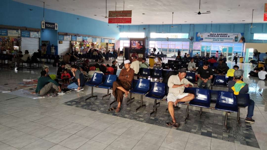 Suasana ruang tunggu sementara Pelabuhan Tanjung Perak, Surabaya, Minggu 7 April 2024. (Foto: Fariz Yarbo/Ngopibareng.id)