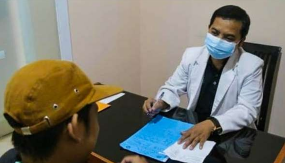 dr. Andre Yulius saat melayani konsultasi dengan pasien. (Foto : Aini Arifin/Ngopibareng.id)
