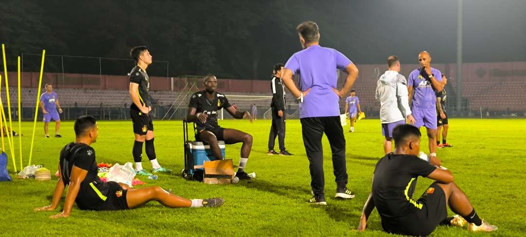 Persik Kediri berhasil meraih kemenangan tipis 1-0 atas Persedikab Kediri dalam pertandingan uji coba yang digelar di Stadion Brawijaya. (Foto: Fendi Lesmana/Ngopibareng.id)